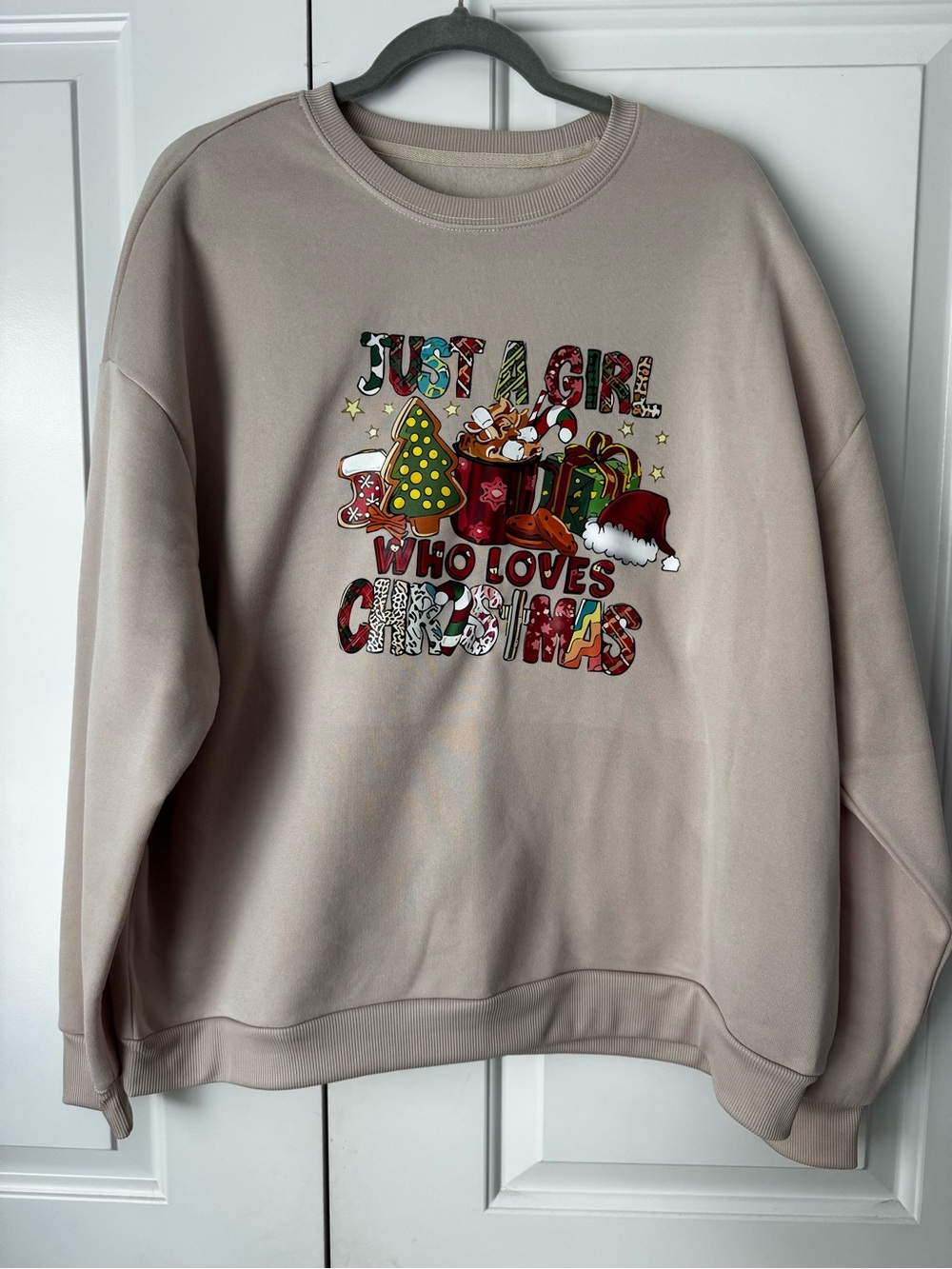 SHEIN Beige Crewneck Sweatshirt with Festive Christmas Graphic